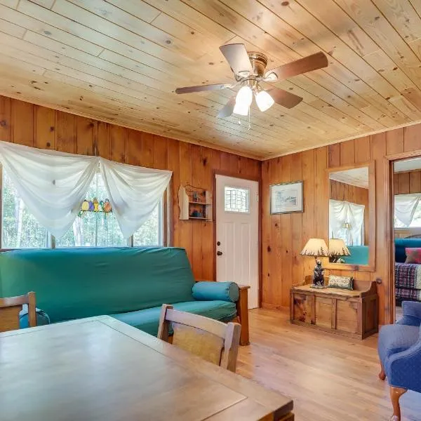 Walk to Lakefront! Cabin 21 Mi to Boyne Mtn Resort，位于沙勒瓦的酒店