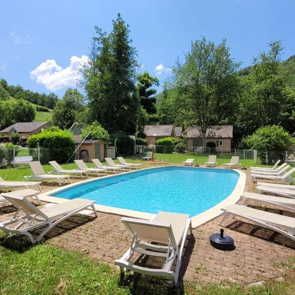Village 17 gites, Piscine, Restaurant , 2 gites avec SPA, 4km de Conques，位于孔克的酒店
