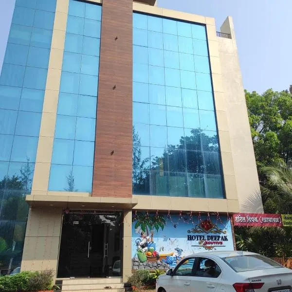 Hotel Deepak Executive, Ganpatipule，位于Jaigarh的酒店