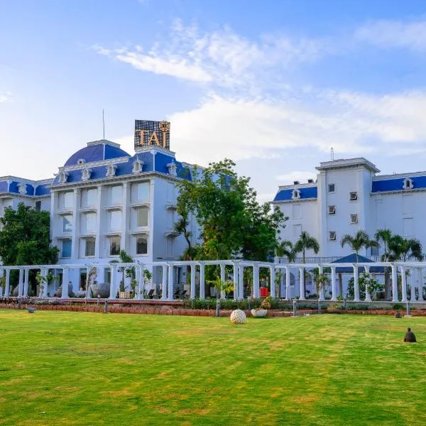 Taj Gandhinagar Resort and Spa，位于甘地讷格尔的酒店