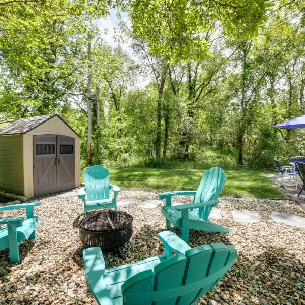 1 Mi to Indiana Dunes Nat'l Park: Home w/ Patio!，位于Gary的酒店
