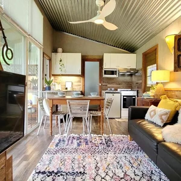 Rusty's Hideaway - Adorable tiny house on a beautiful farm，位于Johns River的酒店