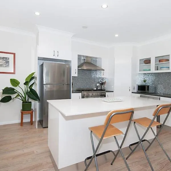 LUXURY TOWNHOUSE! Walking distance to everything!，位于扬巴的酒店