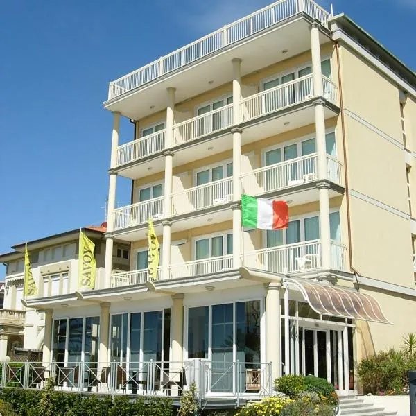 萨伏依酒店，位于马里纳-迪-皮特拉桑塔的酒店