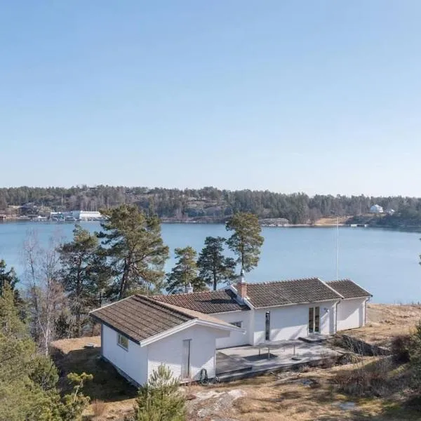 Spectacular lake plot, Stockholm archipelago，位于于特的酒店