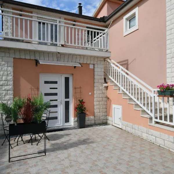 Palomino apartment，位于锡尼的酒店