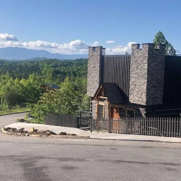 The Log Castle~Stunning Mountain Views~Hot Tub，位于Seymour的酒店