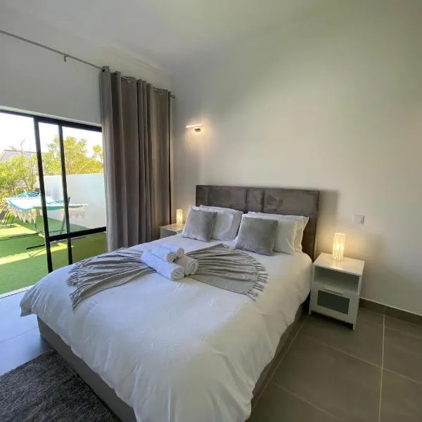 Casa com terraço e piscina Sagres，位于萨格里什的酒店