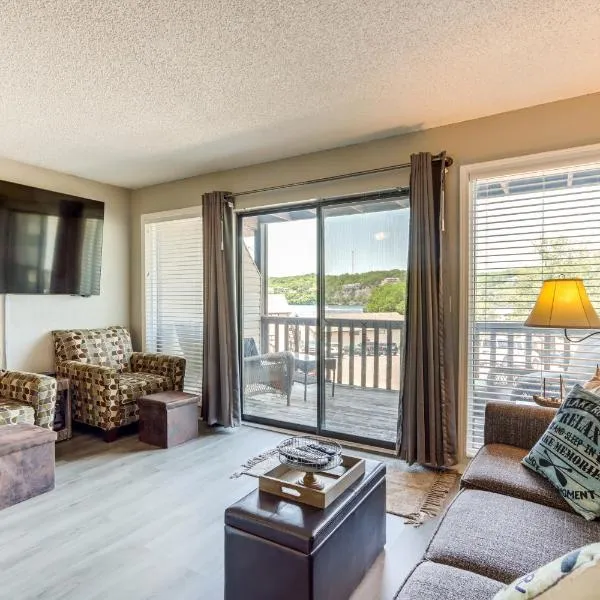 Pool Access and Lake View Osage Beach Condo!，位于欧塞奇比奇的酒店