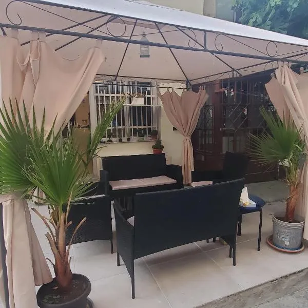 2 bedroom HOUSE IN DOWNTOWN with Garden NEXT TO THE BEACH,SEA GARDEN 5 min by walk，位于布尔加斯的酒店