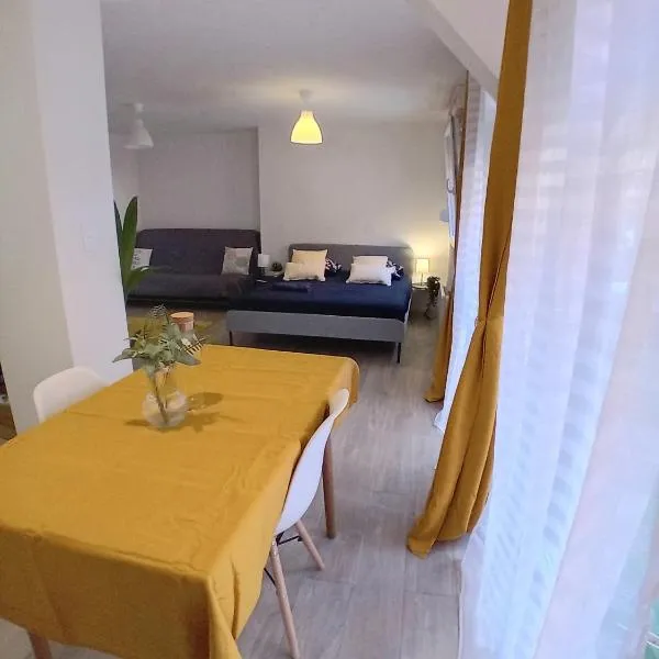 Petit appartement avec terrasse，位于盖布维莱尔的酒店