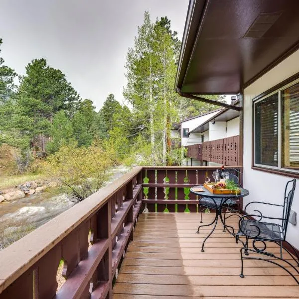 Estes Park Condo Rental Balcony with River Views!，位于埃斯蒂斯帕克的酒店