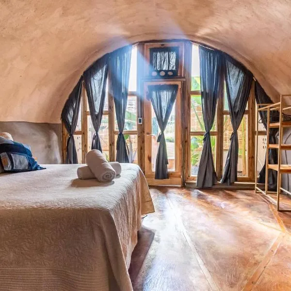 Caliu Earthship Ecolodge，位于科洛尼亚-德尔萨克拉门托的酒店