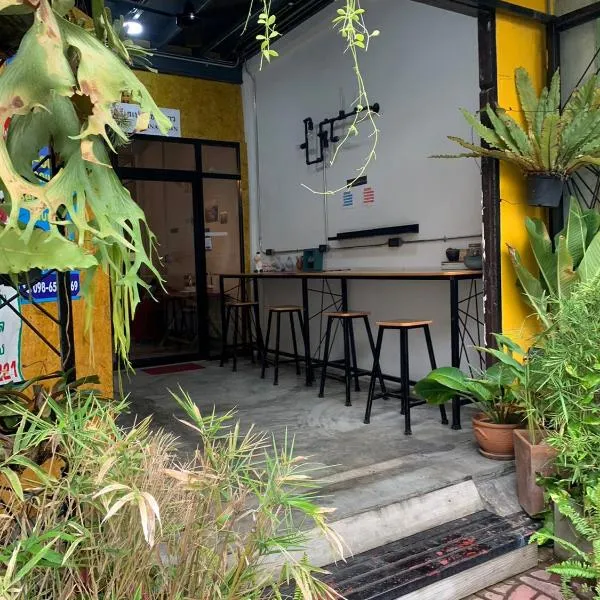 Good Space Hostel，位于Khlong San的酒店