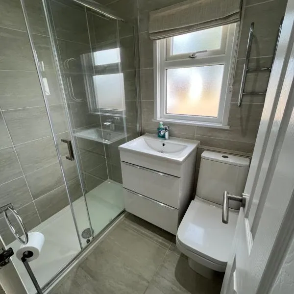 141 Sunbeach, Scratby - Two bed chalet, sleeps 6, FREE Wi-Fi and FREE entry in the onsite clubhouse and pet friendly，位于Scratby的酒店