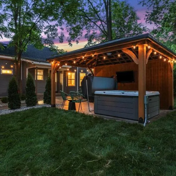 The Luxe/Hot Tub/12min to Horse Park/30 Min to Ark，位于乔治城的酒店