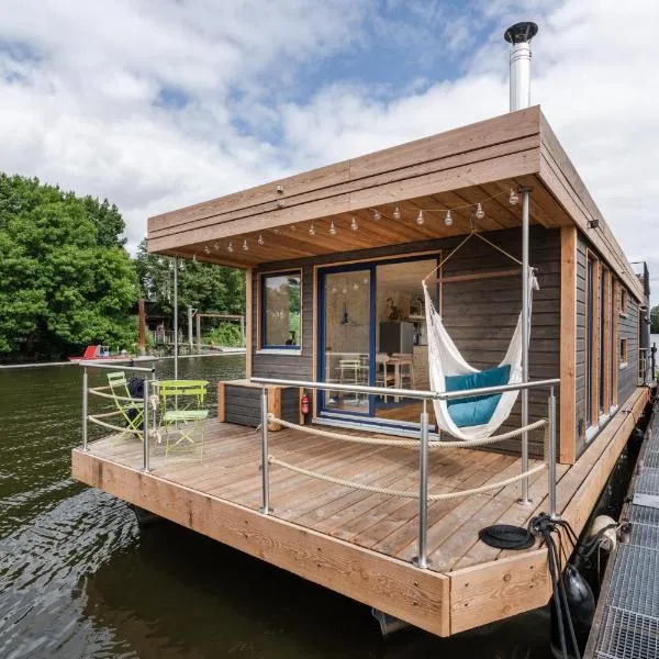 Hausboot AHOI hochwertiges Hausboote mit großer Terrasse und Kamin，位于汉堡的酒店