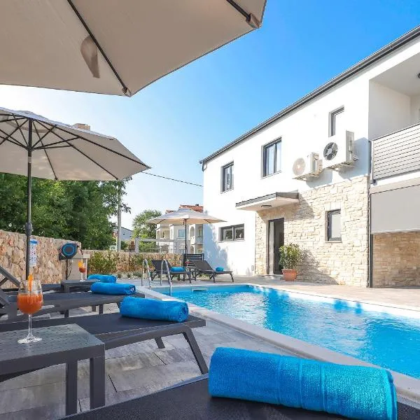 Villa Kaoru brand new Villa with a heated swimming pool，位于马林斯卡的酒店