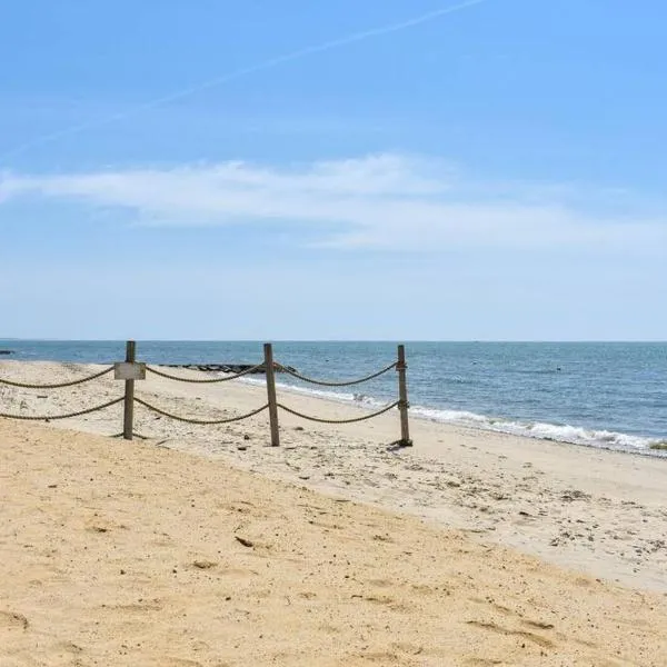 Walk to Nantucket Sound Beaches，位于丹尼斯港的酒店