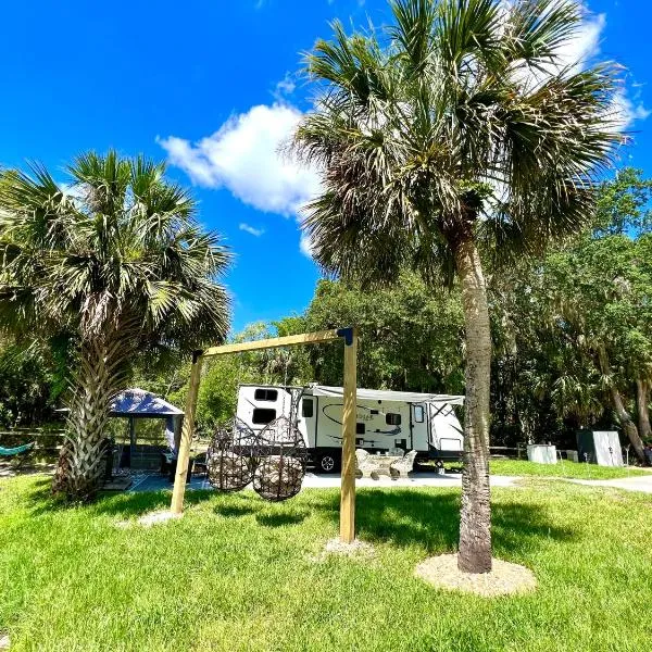 Lake front RV experience close to port Canaveral and Kennedy space center，位于泰特斯维尔的酒店