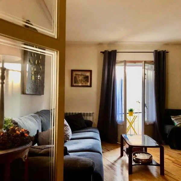 Maison Biscuit. Apartament a la plaça de la vila，位于坎普罗东的酒店