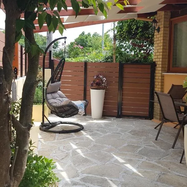 ΒeΙΙa appartment with private garden near Kanoni beach，位于卡诺尼的酒店