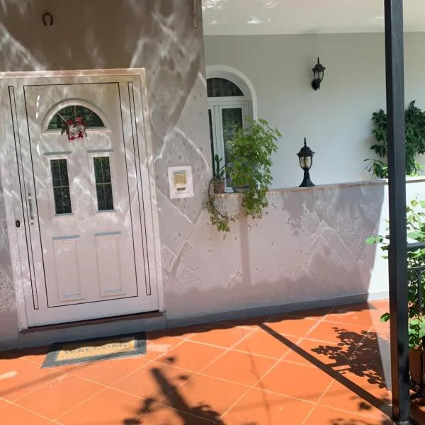 Christina's house with 2 bedrooms and free parking，位于吉诺卡斯特的酒店