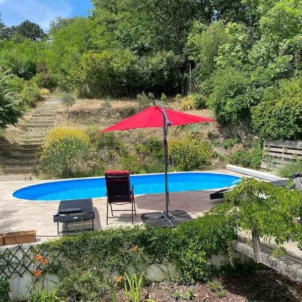 VILLA LES TERRASSES dans la nature avec piscine à 2 pas de Lyon, métro à 15mn à pied pour Lyon centre en 10mn ou bus à 300m pour Lyon centre，位于隆河省的酒店