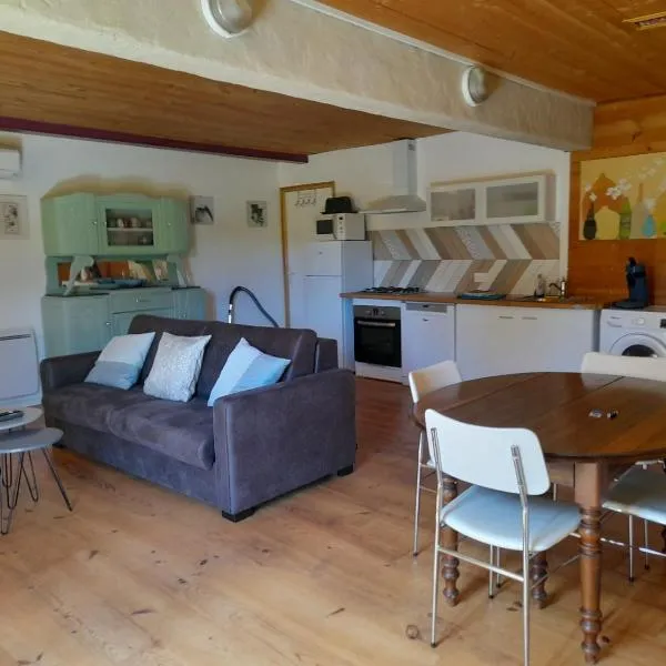 Appartement individuel rez de jardin 3 a 5 personnes proche Albi，位于Cadalen的酒店