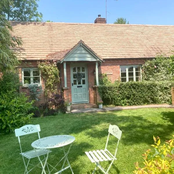 Divine, detached countryside cottage near Ludlow.，位于勒德洛的酒店
