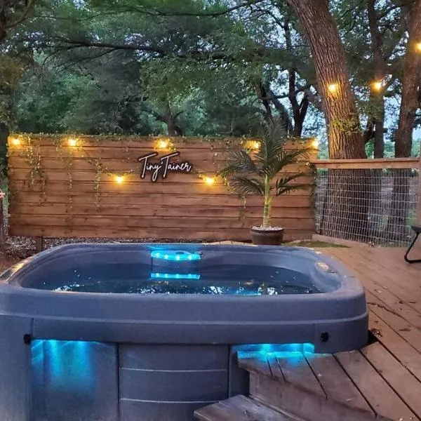 The Tiny 'Tainer - Tiny Container Home w. Hot Tub!，位于韦瑟福德的酒店