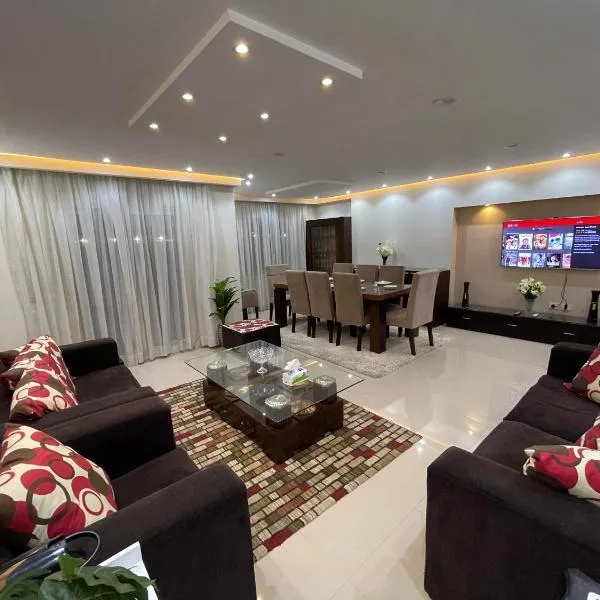 Superb & comfy 3BDR apartment with outstanding view شقة فندقية فاخرة فيو رائع للمطار，位于Al Khānkah的酒店