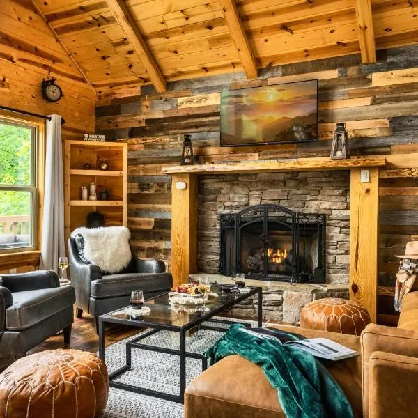 Mountainside - New Luxury Cabin-Fire Table-Hot Tub-3 Pools-PS5-Bears，位于加特林堡的酒店