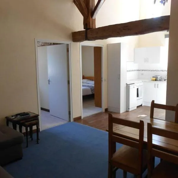 Millstone Gite 1, two bed apartment + shared pool，位于Chassenon的酒店