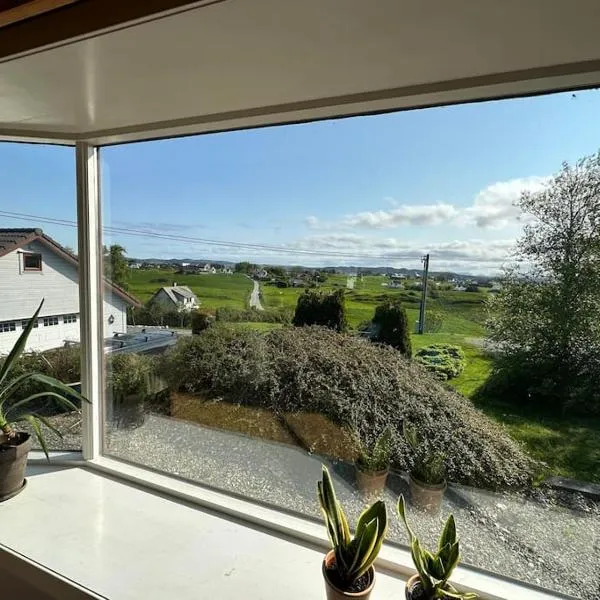 Lovely Countryside House With Great View And Location - 4min from Haugesund Airport，位于Vedavågen的酒店