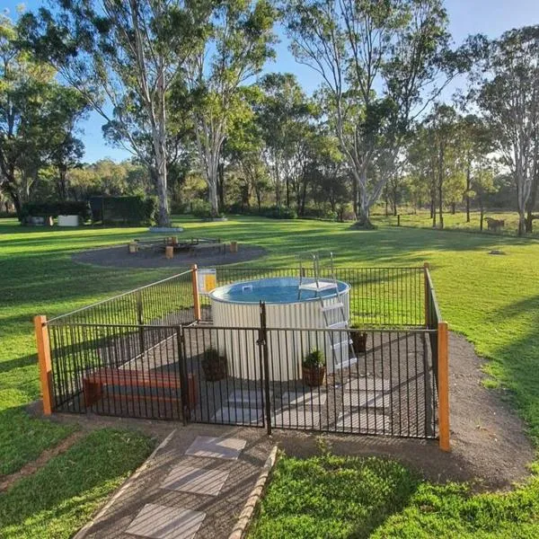 3 bed cottage nestled at centre of 18 acres in Blackbutt，位于Yarraman的酒店