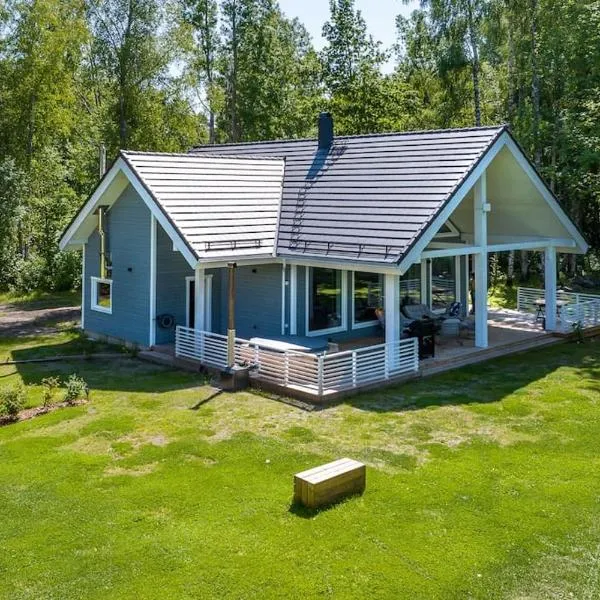 Modern villa with sauna & hot tub，位于Hiiumaa的酒店