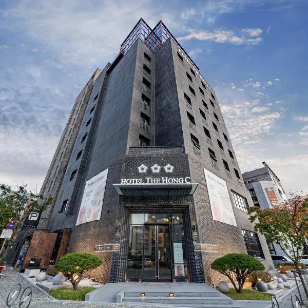The Hong C Hotel，位于江陵市的酒店