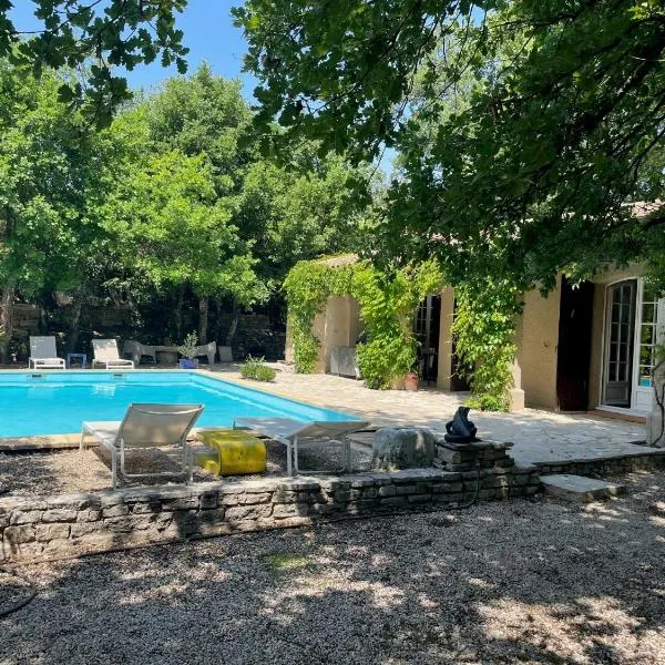 Mas Joviel villa Uzes，位于Arpaillargues-et-Aureillac的酒店