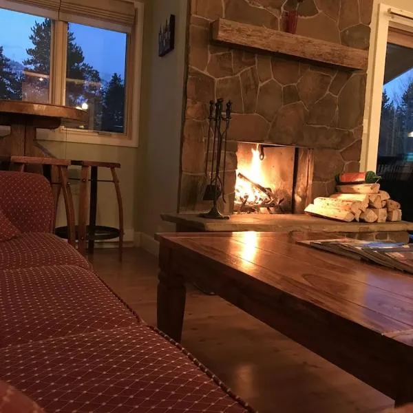 Gorgeous Jackson Hole Condo in Top location with Great Views and Private Deck with Barbeque!，位于威尔森的酒店