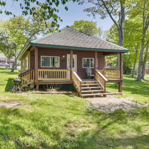 8 Mi to Saddleback Ski Area Cabin with Fire Pit，位于兰奇利的酒店