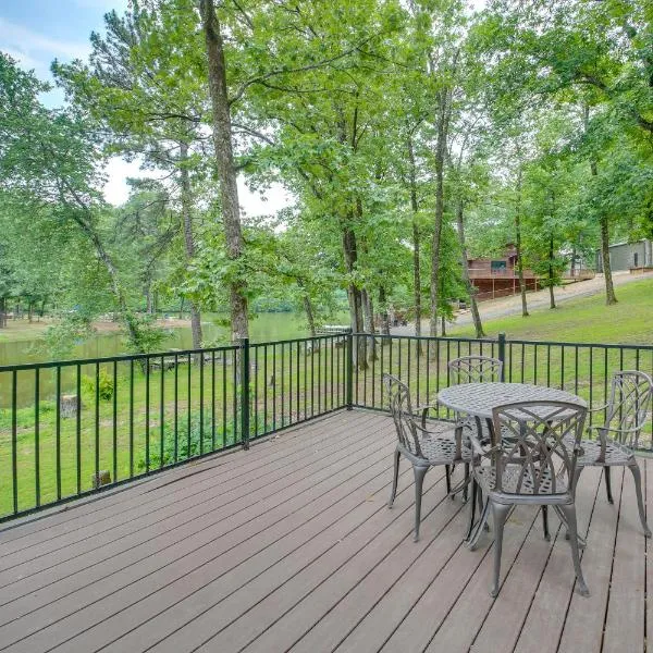 Lakefront Arkansas Home w/ Dock & Sunroom，位于温泉城的酒店