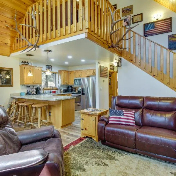 2 Mi to Show Low Lake Scenic Cabin with Balcony，位于肖洛的酒店