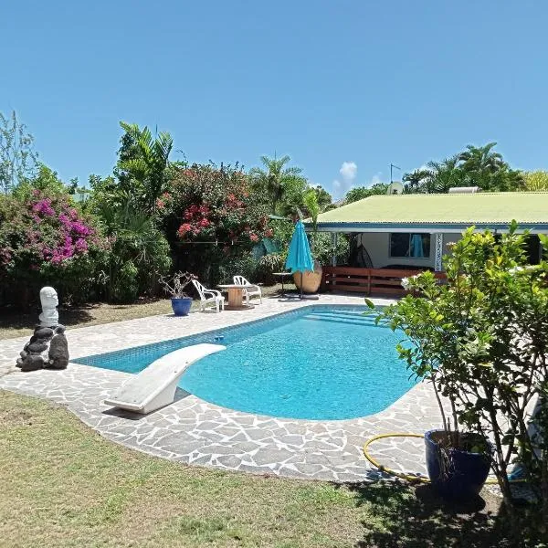 Maison de vacances avec piscine et accès plage de sable blanc，位于普纳奥亚的酒店