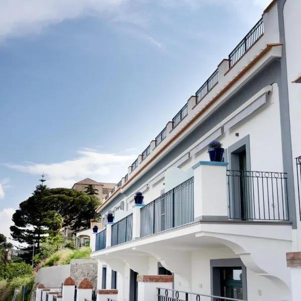 Suites in the Amalfi Coast - GuestHouse with Terrace near Amalfi - Breathtaking View of Ravello，位于斯卡拉的酒店