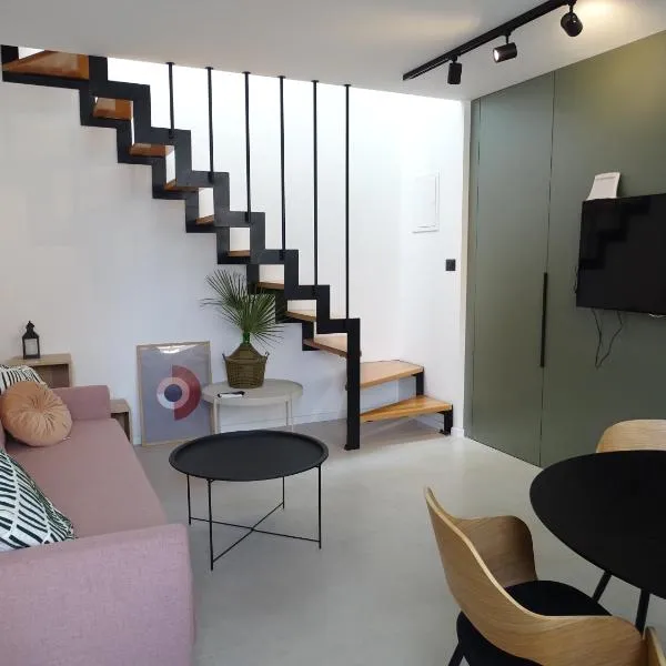 Modern Small House with a Terrace，位于斯普利特的酒店