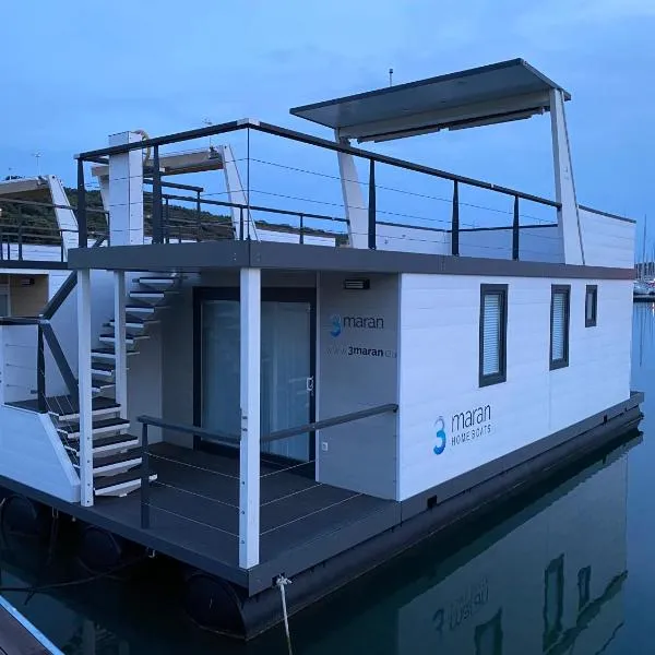Floating house ARENA 3，位于普拉的酒店