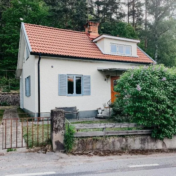 Charming house with wood stove near lake，位于Fagerhult的酒店