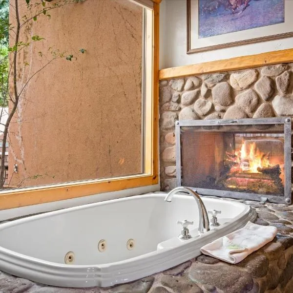 Adobe Village Villa with Private Patio- Wilderness villa，位于塞多纳的酒店