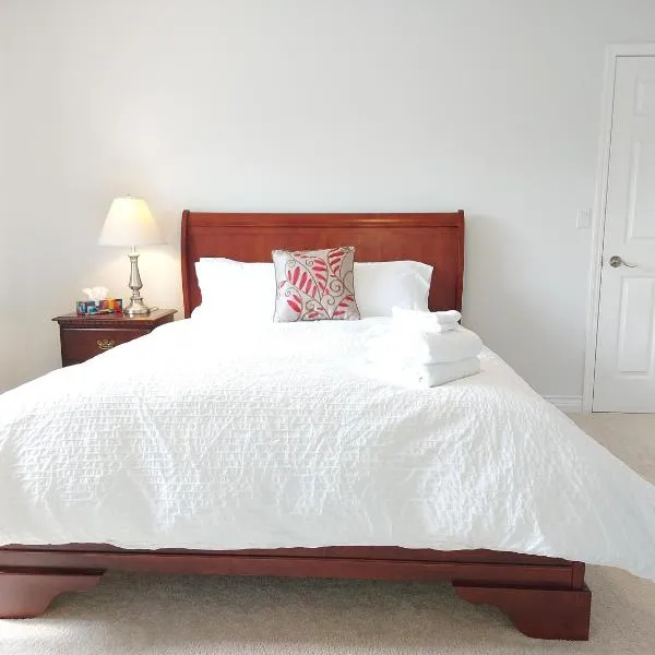 Tranquil Retreat Spacious 2-Bedroom on a Serene Acreage，位于基洛纳的酒店